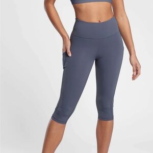 Athleta ultimate stash pocket crop sz M